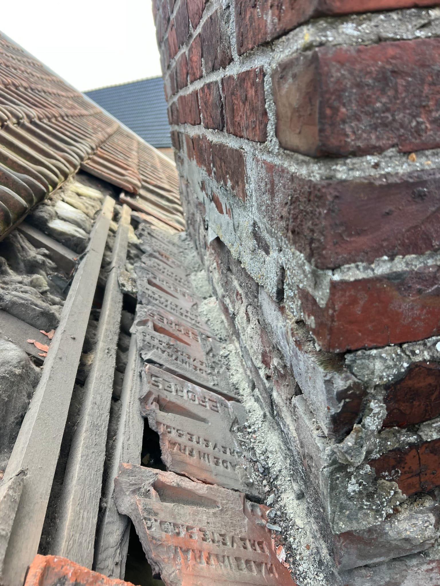 Réparation maçonnerie cheminée en brique et reprise de couverture